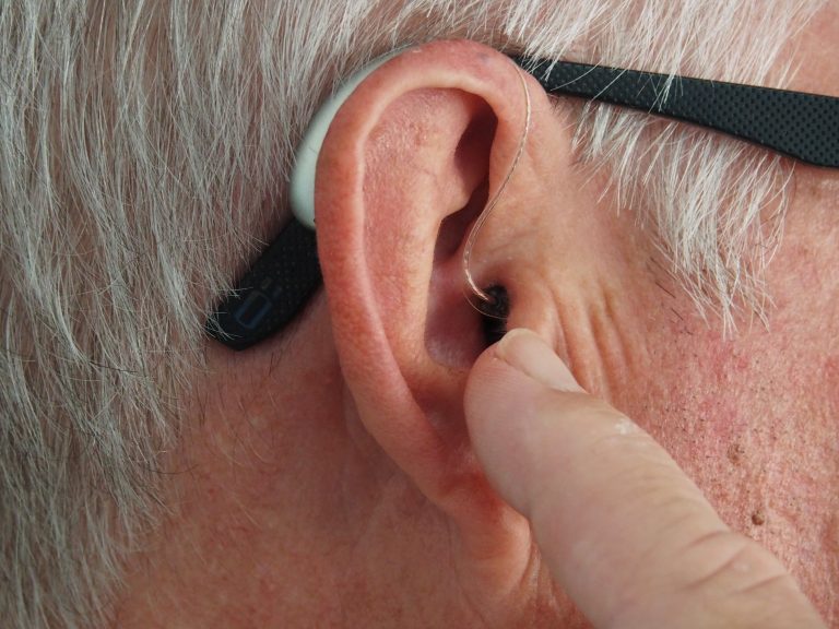 Things to know before getting hearing aids and amplifiers for old age and progressive hearing loss